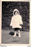 PHOTO 9 X 6 CMS FILLETTE DANS SON MANTEAU A CAPUCHE - Anonyme Personen