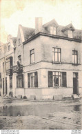 CARTE PHOTO NON IDENTIFIEE REPRESENTANT LE COIN D'UNE MAISON AVEC UN HOMME SUR LE BALCON - Te Identificeren