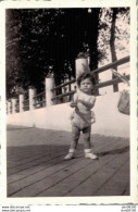 PHOTO DE 8.5 X 5.5 CMS FILLETTE DANS LA RUE - Anonymous Persons