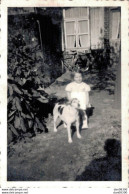 PHOTO DE 8.5 X 5.5 CMS FILLETTE AVEC UN CHIEN - Anonyme Personen