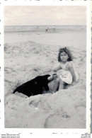 PHOTO DE 8.5 X 6 CMS UNE FILLETTE JOUANT AU SABLE SUR UNE PLAGE EN AOUT 1948 - Personas Anónimos