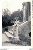 PHOTO DE 8.5 X 6 CMS UNE FILLETTE ASSISE SUR LA RAMPE D'ESCALIER - Anonyme Personen