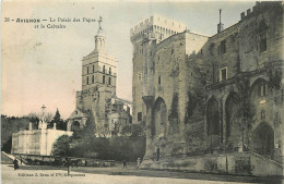 84 - AVIGNON - LE PALAIS DES PAPES ET LE CALVAIRE - Avignon