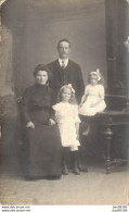 CARTE PHOTO NON IDENTIFIEE REPRESENTANT UN COUPLE ET DEUX FILLETTES - A Identificar