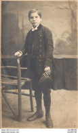 CARTE PHOTO NON IDENTIFIEE REPRESENTANT UN JEUNE HOMME DANS L'UNIFORME DE SON ECOLE CASQUETTE A LA MAIN - A Identificar