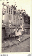 PHOTO DE 11 X 6.5 CMS FILLETTE JOUANT DANS LA RUE SOUS LE REGARD BIENVEILLANT DE SA GRANDE SOEUR SEPTEMBRE 41 - Anonyme Personen