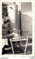 PHOTO DE 11 X 6.5 CMS BEBE DEHORS DANS SA CHAISE HAUTE AVEC UNE FEMME A SES COTE EN AVRIL 1941 - Anonymous Persons