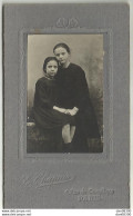 PHOTO DE 6 X 4 CMS COLLEE SUR CARTON UNE FEMME ET UNE ENFANT PHOTO CHAPUIS 1 RUE DE COMPIEGNE PARIS - Anonyme Personen