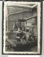 PHOTO DE 9 X 6 CMS COLLEE SUR CARTON UNE FILLETTE DANS UNE BROUETTE - Anonymous Persons