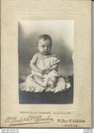 PHOTO DE 6 X 9 CMS COLLEE SUR CARTON UN BEBE BOUDEUR ASSIS STUDIO DODE ET BOUCHER 31 RUE ST ANTOINE PARIS - Anonymous Persons