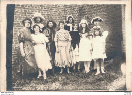 CARTE PHOTO NON IDENTIFIEE REPRESENTANT DES GENS COSTUMES UNE TROUPE DE THEATRE SANS DOUTE - A Identificar