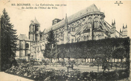 18 - BOURGES -  LA CATHEDRALE VUE PRISE DU JARDIN DE L'HOTEL DE VILLE - Bourges