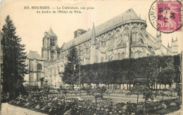 18 - BOURGES -  LA CATHEDRALE VUE PRISE DU JARDIN DE L'HOTEL DE VILLE - Bourges