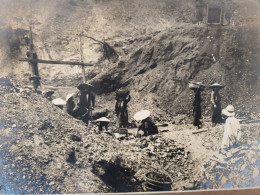 Photo De La Mine René . Charbonnages De YEN-LAP INDOCHINE Reprise D'un Stock à La Sortie Des Anciennes Galeries - Asia