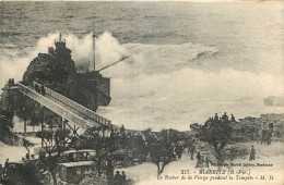 64 -  BIARRITZ  -  LE ROCHER DE LA VIERGE PENDANT LA TEMPETE - M. D. - Biarritz