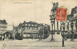 63 - CLERMONT FERRAND - PLACE JAUDE EGLISE ET L'ENTREE DE LA RUE DE L'ECU - TRAMWAY - Clermont Ferrand