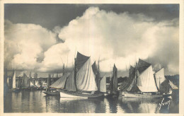 29 - CONCARNEAU - GROUPE DE THONNIERS PAR CIEL D'ORAGE - Concarneau