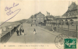 14 - CABOURG -  L'HOTEL DES DUCS DE NORMANDIE ET LA DIGUE - Cabourg