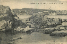 06 - CANNES -  VU ENTRE LES ROCHERS DE LA CROISETTE - Cannes