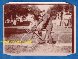 Photo Ancienne Snapshot - GIEN - Beau Portrait D'un Homme & Son Enfant Sur Le Vélo - 1928 - Costume Garçon Mignon Fils - Old (before 1900)