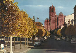 *CPM  - 12 - RODEZ - L'Avenue Victor Hugo, Au Fond La Cathédrale - Nombreux Véhicules - Rodez