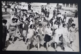 #16   Photo Noir Et Blanc Garçon Fille Photo D’école Photo De Groupe / Boy Girl School Photo Group Photo - Anonyme Personen