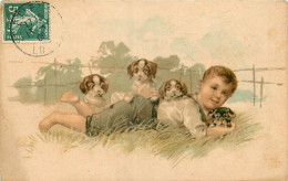 CPA  CHIEN - ENFANT AVEC DES CHIOTS - Hunde