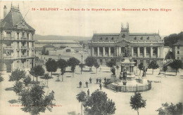 90 -  BELFORT -  LA PLACE DE LA REPUBLIQUE ET LE MONUMENT DES TROIS SIEGES - Belfort - Ville