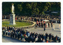 LOURDES - Procession Du T.S. Sacrement Devant La Vierge Couronnée - Lourdes