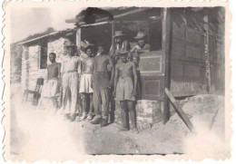 MILITARIA ARMEE D'AFRIQUE VERITABLE PHOTO REAL FOTO GOUMIERS DEVANT LEUR CABANE SOLDATS TORSE NU A IDENTIFIER LOCALISER - Guerra, Militari