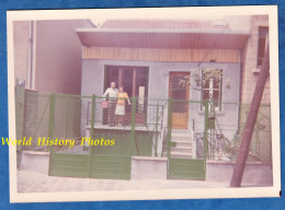 Photo Ancienne Snapshot - Portrait D'un Couple Devant Leur Maison - Ville à Situer - Rue Architecture Social Homme Femme - Orte