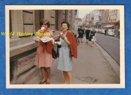 Photo Ancienne Snapshot - BREGENZ ? - Portrait De Femme Qui Mange De La Chantilly - 1968 - Robe Mode Rue Glace Fille - Persone Anonimi