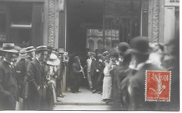 RARE CARTE PHOTO CLOWN JOUANT DE LA CLARINETTE DEVANT LA FOULE BELLE SCENE ANIMEE PROBABLEMENT A PARIS - Circus