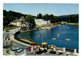 BAGNOLES DE L'ORNE - Le Casino Du Lac Et Les Pédalos - Bagnoles De L'Orne