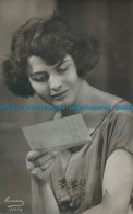 R030758 Old Postcard. Woman - Welt