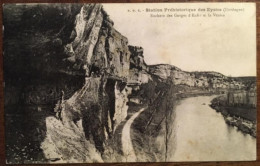 Cpa 24 Dordogne, Les Eyzies,  Rochers Des Gorges D'Enfer Et La Vézère, Station Préhistorique, éd P.D.S, Non écrite - Les Eyzies