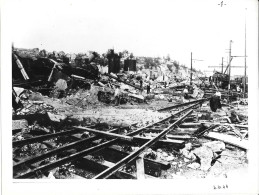 Grande Photo SNCF Gare De Poitiers  4 10 1944 Destruction Seconde Guerre Mondiale WW2 24x18 Cm Animée - Treinen