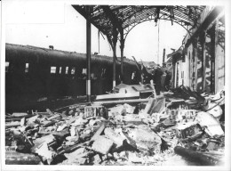 Grande Photo SNCF Gare De Creil Quai N°1 Destruction Après Seconde Guerre Mondiale WW2 24x18 Cm - Treinen