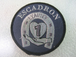 ECUSSON  REGIMENT DE CHASSEURS  4° RC 1° ESCADRON SCRATCH AU DOS 80MM - Hueste