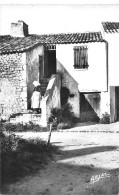 17 Saint Georges D’Oléron  DOMINO Vieille Oléronaise Sur Les Marches Se Sa Demeure (Scans R/V) N° 30 \MO7001 - Ile D'Oléron