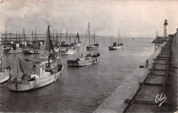 17 île D'Oléron  LA COTINIERE  Le Port Le Phare Et Les Chalutiers  (Scans R/V) N° 39 \MO7001 - Saint-Pierre-d'Oleron