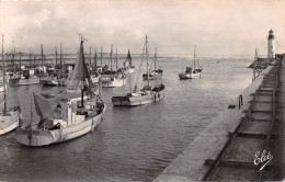 17 île D'Oléron  LA COTINIERE  Le Port Le Phare Et Les Chalutiers  (Scans R/V) N° 40 \MO7001 - Saint-Pierre-d'Oleron