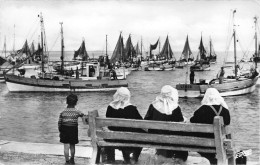 17 île D'Oléron  LA COTINIERE  Femmes De Marins Cotinards Attendant Le Retour  Au Port  (Scans R/V) N° 46 \MO7001 - Saint-Pierre-d'Oleron