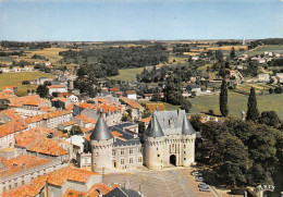 17 JONZAC Vue D'ensemble Et Le Chateau Donjon Et Porte Fortifiée (Scans R/V) N° 51 \MO7002 - Jonzac