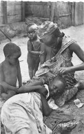 GUINEE Française  Coiffure Recherche Des Poux Femme Enfants  (Scans R/V) N° 22 \MO7008 - French Guinea