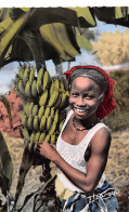 GUINEE Française Une Jeune Fille Souriante Et Son Régime De Bananes édition Constantin CONAKRY (Scans R/V) N° 34 \MO7008 - French Guinea