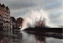 35 SAINT MALO Vague Sur La Digue  Carte Vierge Non Circulé (scan R\V ) N° 56 \MO7024 - Saint Malo