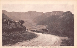 63 LE MONT DORE Troupeau De Vaches Sur La Route De BESSE  (Scans R/V) N° 38 \MO7043 - Le Mont Dore