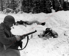 Liberation 1944  Bataille Des Ardennes      Infanterie Us  A Houffalize   2 Corps Dans La Neige - 1939-45