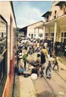 CONGO. LOANGO( ENVOYE DE). SCENE DE VIE DU TRAIN EN GARE. ANNEE 1977 + TEXTE - Brazzaville